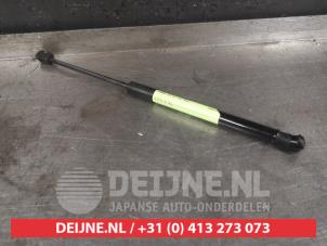 Gebruikte Kofferdekseldemper rechts-achter Hyundai i10 1.0 12V Prijs € 20,00 Margeregeling aangeboden door V.Deijne Jap.Auto-onderdelen BV