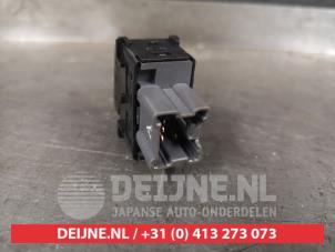 Nissan Navara Stoelverwarmings Schakelaar O481516 foto 2