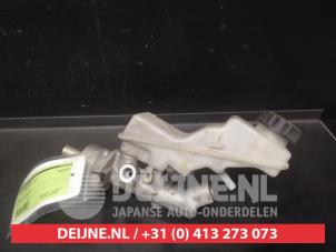 Gebruikte Hoofdremcilinder Toyota Avensis (T25/B1B) 2.0 16V D-4D 115 Prijs € 20,00 Margeregeling aangeboden door V.Deijne Jap.Auto-onderdelen BV