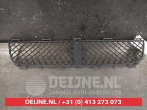 Toyota Yaris Bumper grille O482371 photo 2
