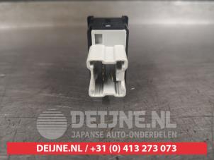 Nissan Leaf Seat heating switch O485832 photo 2