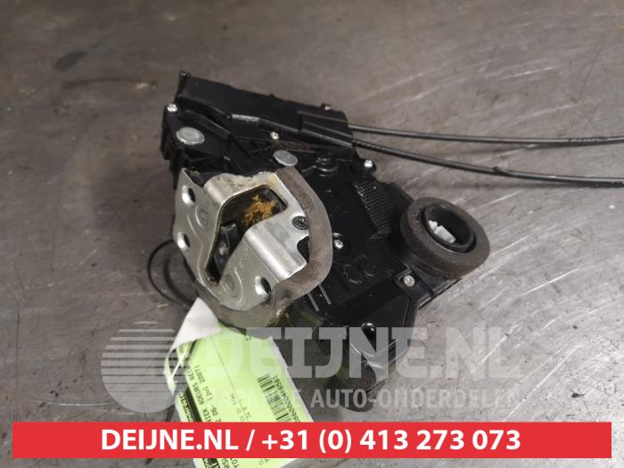 Toyota Yaris Front door lock mechanism 4-door, right O486581