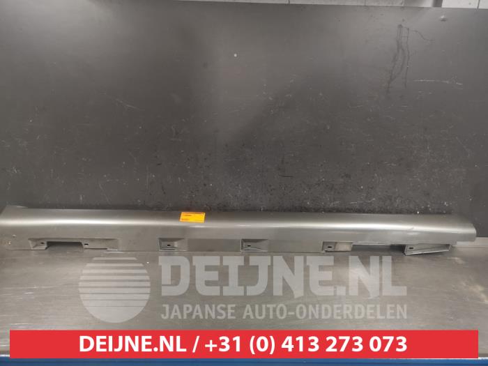 Toyota Corolla Verso Zijskirt links O488012