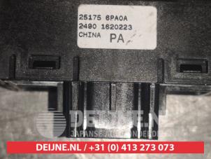 Nissan Juke Handrem schakelaar O490276 foto 3