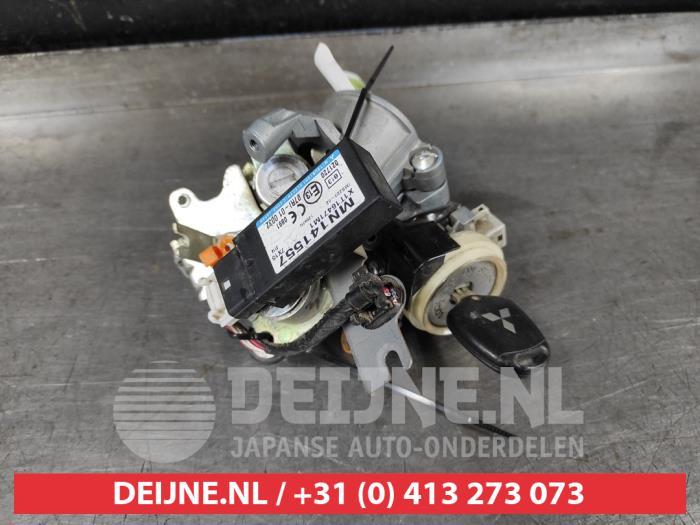 Mitsubishi Pajero Ignition lock + key O492084