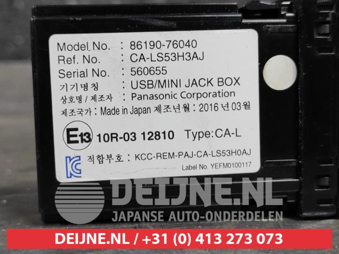 AUX/USB aansluiting van een Lexus CT 200h 1.8 16V 2016