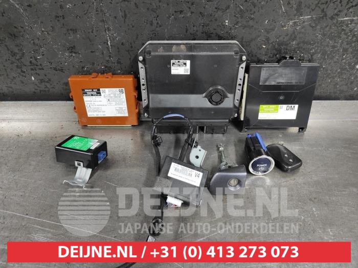 Lexus CT 200h Engine management computer O493177