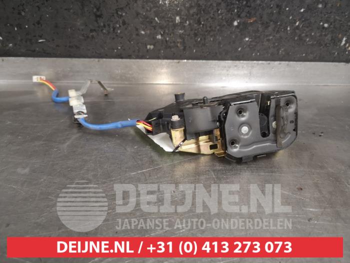 Mazda 323F Deurslot Mechaniek 4Deurs rechts-achter O495339