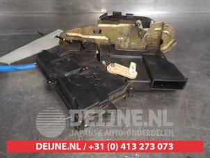 Mazda 323F Deurslot Mechaniek 4Deurs rechts-achter O495339 foto 3