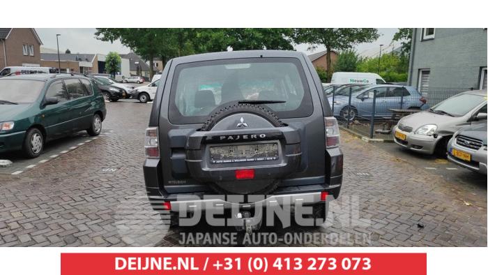 Mitsubishi Pajero Bumperdeel midden-achter O495677