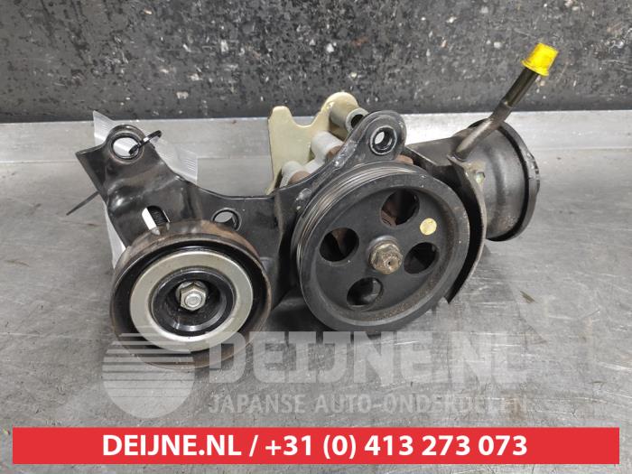 Gebruikte Pomp Servo Toyota Avensis Verso (M20) 2.0 D-4D 16V Prijs € 75,00 Margeregeling aangeboden door V.Deijne Jap.Auto-onderdelen BV