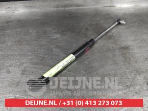 Gebruikte Kofferdekseldemper rechts-achter Daihatsu Sirion 2 (M3) 1.3 16V DVVT Prijs op aanvraag aangeboden door V.Deijne Jap.Auto-onderdelen BV