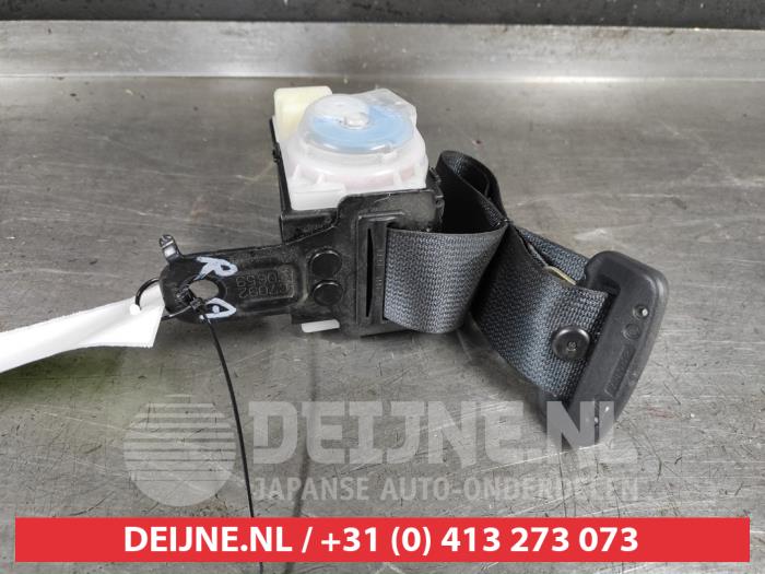 Toyota Corolla Rear seatbelt, right O499978