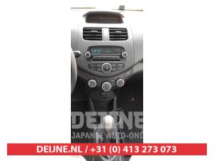 Gebruikte Radio Chevrolet Spark 1.0 16V Prijs € 100,00 Margeregeling aangeboden door V.Deijne Jap.Auto-onderdelen BV