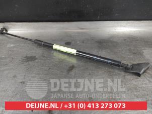 Gebruikte Achterklepdemper rechts-achter Mazda 3 (BM/BN) 2.2 SkyActiv-D 150 16V Prijs € 20,00 Margeregeling aangeboden door V.Deijne Jap.Auto-onderdelen BV