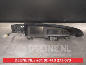Gebruikte Display Interieur Mazda 3 Sport (BL14/BLA4/BLB4) 2.0i MZR DISI 16V Prijs € 35,00 Margeregeling aangeboden door V.Deijne Jap.Auto-onderdelen BV