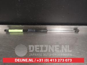 Gebruikte Gasdemper links-achter Mazda 3 Sport (BL14/BLA4/BLB4) 2.0i MZR DISI 16V Prijs € 20,00 Margeregeling aangeboden door V.Deijne Jap.Auto-onderdelen BV