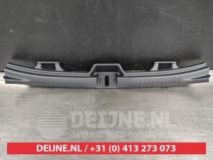 Gebruikte Afdekking slotvanger achter Toyota Yaris IV (P21/PA1/PH1) 1.6 GR Prijs € 25,00 Margeregeling aangeboden door V.Deijne Jap.Auto-onderdelen BV