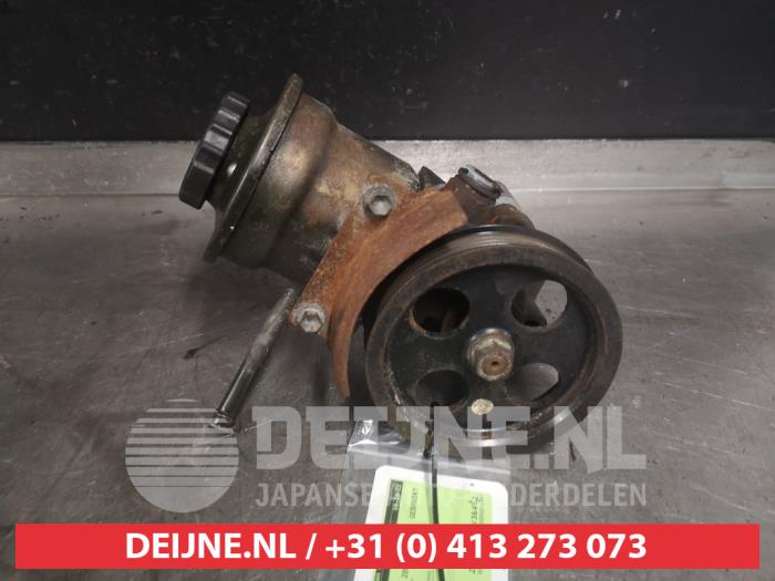 Gebruikte Servopomp Toyota Avensis Verso (M20) 2.0 D-4D 16V Prijs € 50,00 Margeregeling aangeboden door V.Deijne Jap.Auto-onderdelen BV
