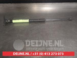 Gebruikte Gasdemper links-achter Toyota Auris Touring Sports (E18) 1.8 16V Hybrid Prijs € 25,00 Margeregeling aangeboden door V.Deijne Jap.Auto-onderdelen BV