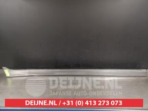Gebruikte Zijskirt rechts Nissan Note (E12) 1.2 DIG-S 98 Prijs € 100,00 Margeregeling aangeboden door V.Deijne Jap.Auto-onderdelen BV