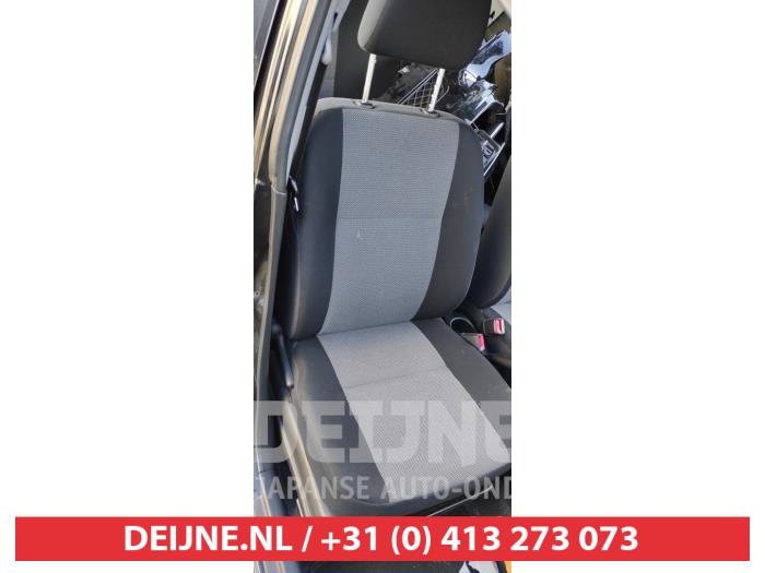 Daihatsu Cuore Sitz rechts O513064