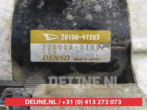 Startmotor van een Daihatsu Cuore (L251/271/276) 1.0 12V DVVT 2006