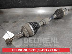 Gebruikte Aandrijfas links-voor Toyota Prius Plus (ZVW4) 1.8 Hybrid 16V Prijs € 100,00 Margeregeling aangeboden door V.Deijne Jap.Auto-onderdelen BV