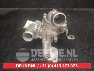 Gebruikte Thermostaathuis Mitsubishi Outlander (GF/GG) 2.0 16V 4x2 Prijs € 40,00 Margeregeling aangeboden door V.Deijne Jap.Auto-onderdelen BV