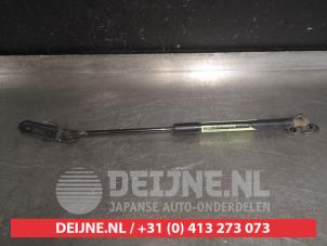 Gebruikte Gasdemper links-achter Toyota Yaris III (P13) 1.5 16V Dual VVT-iE Prijs € 15,00 Margeregeling aangeboden door V.Deijne Jap.Auto-onderdelen BV
