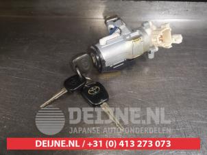 Toyota Yaris Verso Kontaktslot+Sleutel O517521 foto 2