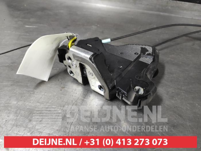 Toyota Urban Cruiser Deurslot Mechaniek 4Deurs links-voor O517837