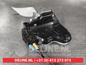 Suzuki Swift Front door lock mechanism 4-door, right O520574 photo 2