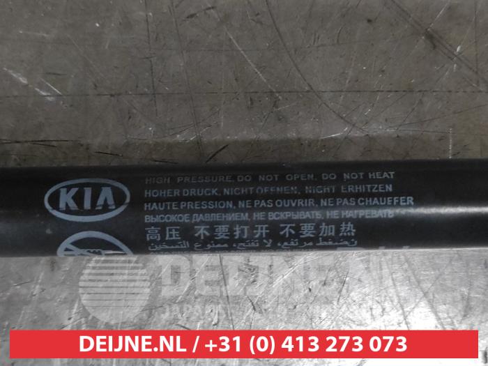 Kofferdekseldemper rechts-achter van een Kia Sportage (QL) 1.6 GDI 16V 4x2 2018