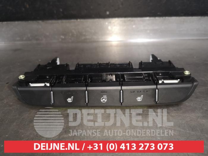 Kia Ceed Sportswagon Sitzheizung Schalter O526030