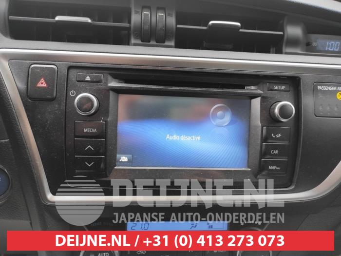Radio van een Toyota Auris Touring Sports (E18) 1.8 16V Hybrid 2015