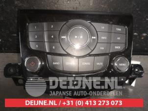 Gebruikte Radiobedienings paneel Chevrolet Cruze (300) 1.8 16V VVT Prijs € 37,50 Margeregeling aangeboden door V.Deijne Jap.Auto-onderdelen BV