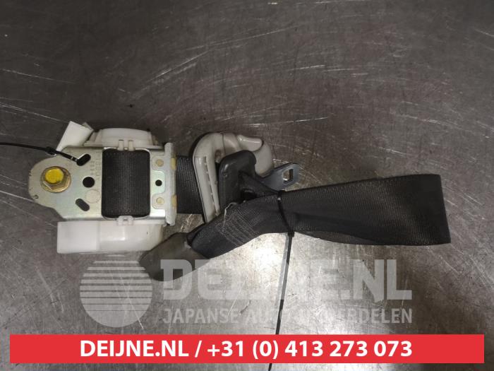 Nissan Pathfinder Rear seatbelt, right O530369