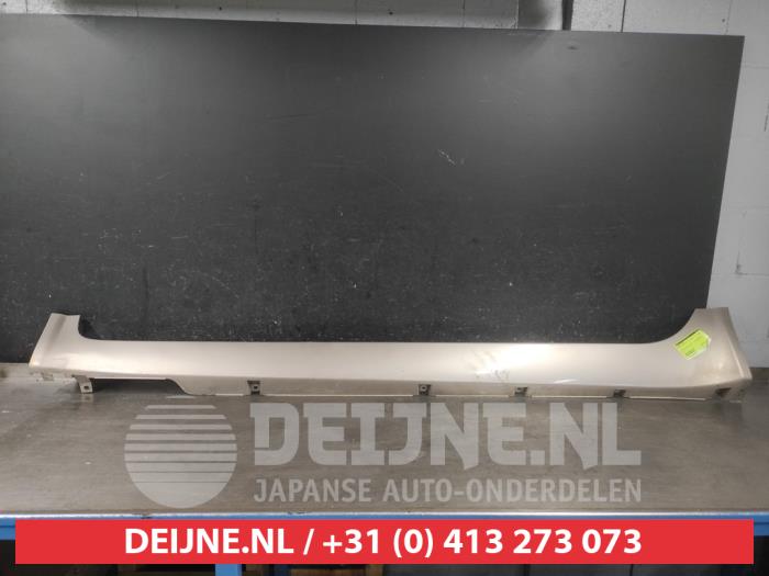 Nissan Primera Side skirt, left O530669