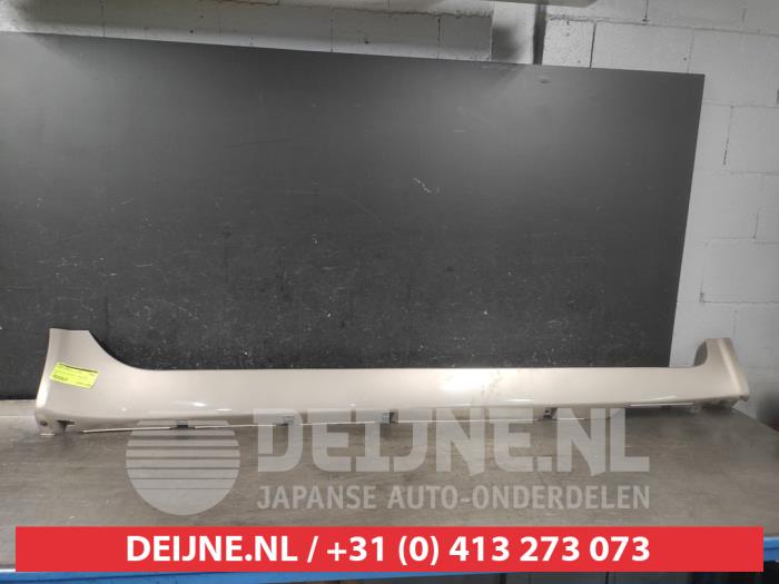 Nissan Primera Side skirt, right O530670