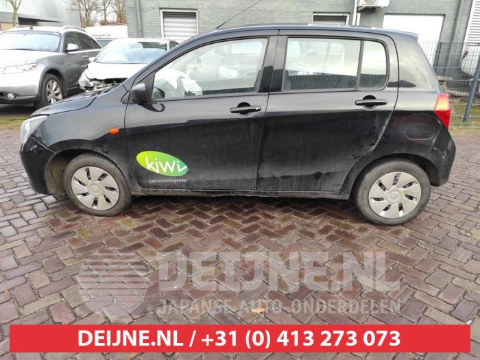 Suzuki Celerio Driehoeks Ruit links-achter O533637