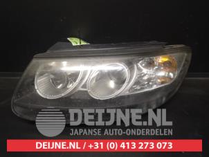 Gebruikte Koplamp links Hyundai Santa Fe II (CM) 2.2 CRDi 16V 4x2 Prijs € 100,00 Margeregeling aangeboden door V.Deijne Jap.Auto-onderdelen BV