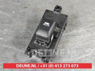 Gebruikte Elektrisch Raam Schakelaar Kia Cee'd Sportswagon (JDC5) 1.6 GDI 16V Prijs € 20,00 Margeregeling aangeboden door V.Deijne Jap.Auto-onderdelen BV