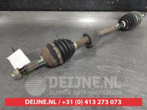 Gebruikte Aandrijfas links-voor Daihatsu Materia 1.5 16V Prijs € 75,00 Margeregeling aangeboden door V.Deijne Jap.Auto-onderdelen BV