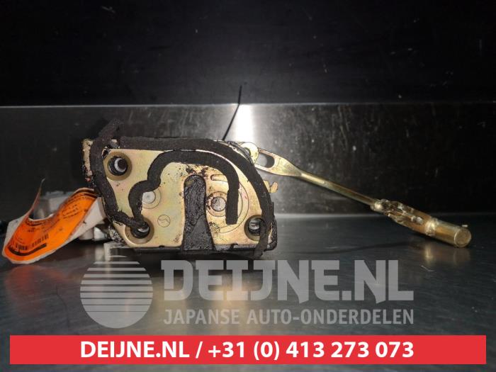 Daihatsu Young RV Deurslot Mechaniek 4Deurs links-achter O280424