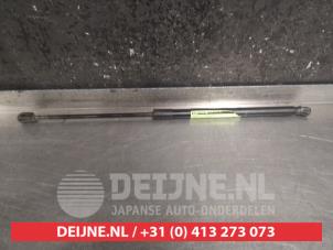 Gebruikte Gasdemper links-achter Mazda 3 Sport (BK) 1.6i 16V Prijs € 15,00 Margeregeling aangeboden door V.Deijne Jap.Auto-onderdelen BV