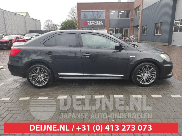 Suzuki Kizashi Türscheibe 4-türig rechts hinten O537145