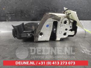 Toyota Auris Front door lock mechanism 4-door, right O537572 photo 2
