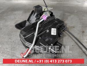 Kia Stonic Door lock mechanism 4-door, front left O537910 photo 3
