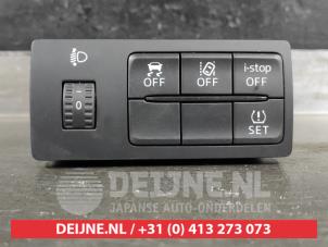 Gebruikte Schakelaar Koplamp Ihv Mazda 2 (DJ/DL) 1.5 SkyActiv-G 90 Prijs € 50,00 Margeregeling aangeboden door V.Deijne Jap.Auto-onderdelen BV